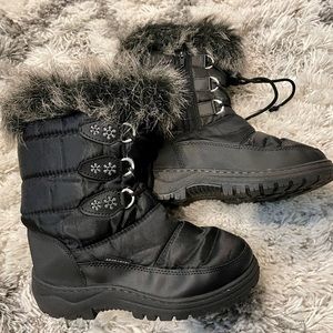 Girls snow boots Size 3